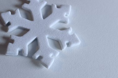 Duvar kağıdı ya da arkaplan için kış sembolü. Beyaz Arkaplan Kapanış Resminde Açık Renkli Düz Kar Tanesi