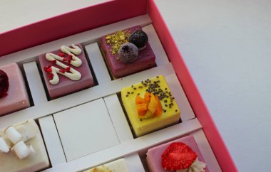 Nougat, fındık ve meyveli keklerin değişik çeşitleri. Pasta kutusundaki vejetaryenler için şekerler. Sağlıklı yemek için şekerleme