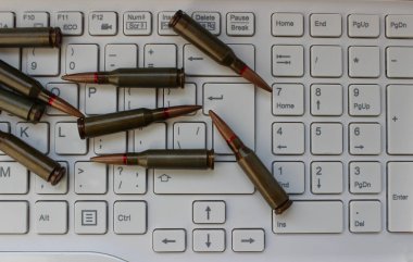 Giriş tuşunun etrafındaki kurşunlar beyaz bir bilgisayar klavyesinde. Askeri Endüstri ve Kurşunlar Üretim Üretimi Görüntü