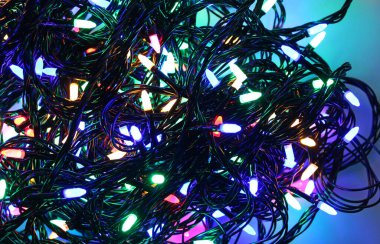 Çok renkli LED lambalar, siyah kablolarla çelenk açmışlar. Parti çelengi stok imajı 