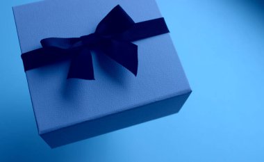Mavi Davetiye Kutusu ve Temiz Mavi Arkaplanda Yüzen Kurdele. Kurdele Hediye Kutusu Resmi ile Bağlı 
