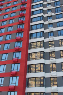 Çok renkli apartman dairesindeki akıllı dairelerin pencereleri. Çok Katlı Dairelerin Modern Mimarisi