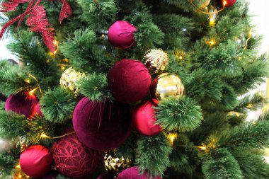 Yapay Çam Ağacı 'ndaki Noel Oyuncakları. Yeni Yıl Tatilleri İçin Şenlikli Geçmiş