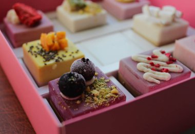 Zarif Hediye Kutusunda Variety Pastalarının Detayları. Tatil Stoku Fotoğrafı için Şekerleme Hediyesi