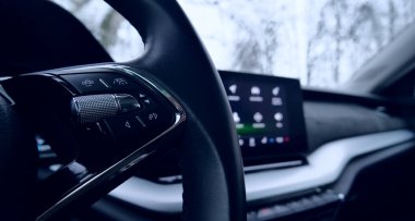 Otomobil İçi Odaklanamayan Merkezi Monitör önünde Operasyon Kontrol Düğmeleri ile Dümen 