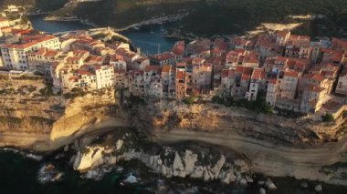 4K Antik Şehir 'in Deniz Sörfünün Üzerinde Uçurum Üzerinde Yoğun Binaları olan videosu. Rocky Yarımadası 'nın etrafında eski evler ve arkalarında yat limanı ile uçmak. 