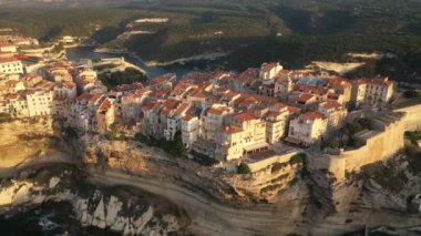 Rocky Burnu 'nda Döşemeli Evleri olan Konforlu Eski Ev Uçuşu. Rocky Sea Coast Havacılık Video 'sunda 4K Çözünürlükte Küçük Evlerin Idyllic Görünümü