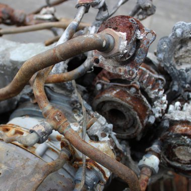 Eski bir motorun hidrolik ve yağ boruları aşınmadan zarar görmüş. Kullanım dışı bırakılan eski bir motorun sökülmesi