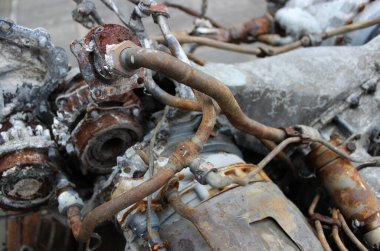 Paslanmış borular ve yakıt borularıyla arızalanmış paslı bir motor. Eski araba parçalarını ve birimlerin stok fotoğraflarını düzenliyorum. 