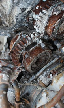 Eski motorun hareket eden parçaları pas ve oksitle kaplıdır. Eski motor uzun zamandır dışarıda duruyordu.