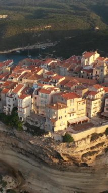 Güzel Rocky Cape 'in dikey videosu. Üzerinde Tiled Rofs olan Antik Residential Houses var. Bir Rocky Sea Coast Dikey Videosundaki Küçük Evlerin Hava Görüntüsü 