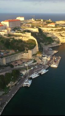 Küçük Şehrin Rocky Körfezi 'nin Dikey Videosu. Yüzen Gemi Yat Marina' nın yanında. Akdeniz Şehir Koyu 'nda Kayalıklarda Eski Binalar var.