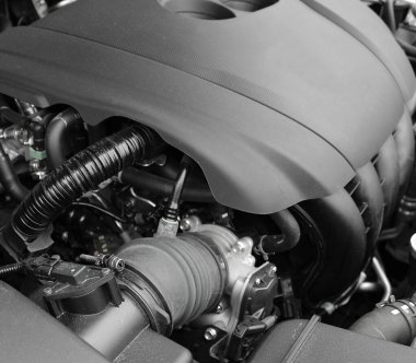 Modern bir araba motorunun soğutma sistemi kabloları ve yağ sistemi boruları
