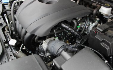 Arabanın benzin motorunu kaplayan plastik bir kovan. Modern motor ayrıntılı stok fotoğrafı