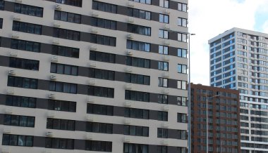 Modern kare ve dikdörtgen evleri olan yeni inşa edilmiş yerleşim yerleri. Modern bir şehirde farklı katlara sahip konut binaları