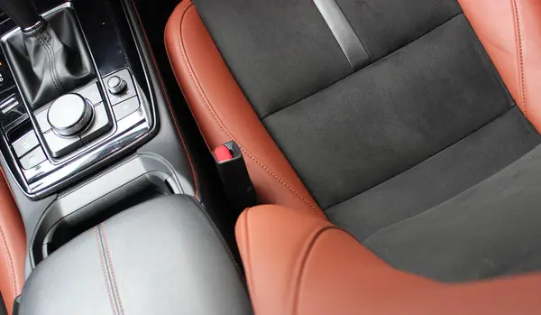 Siyah ve Turuncu Deri, Alcantara ve Velour Variety Variety of Car Interior. İçsel Elementlerin Siyah ve Turuncu Dikişleri Premium Arabanın İçinde 