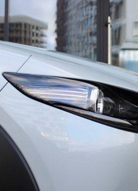 Ofis binalarını gösteren cam bir cephede modern bir araba farının tasarımı. Birinci sınıf aracın modern tasarımı. 