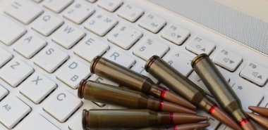 Bir grup Bakır Mermi Kartuş Beyaz Bilgisayar Klavyesinde yatıyor. Mühimmat ve Balistik Teknoloji Stok Fotoğrafı 