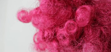 Karışık pembe yapay saç telleri aşırı yakın plan görüntüler.
