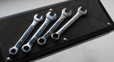 Siyah bir araçta numaralara göre düzenlenmiş çelikten uğursuz anahtarlar yatay duran düz fotoğraf