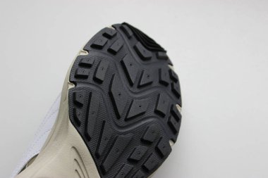 Erkek ayakkabısı ve kaymaz lastik takılı. Beyazlar içinde izole edilmiş insanlar için spor ayakkabıları.