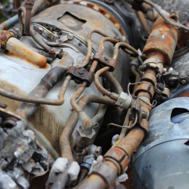 Antika steampunk tarzında mekanik motor elemanları. Eski, paslı bir motorun yakın çekim fotoğrafı.