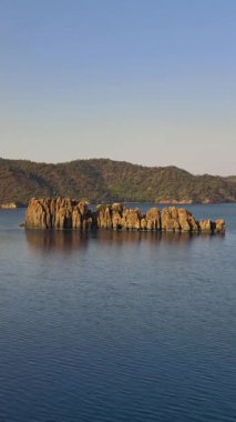 Rocky Top of Sea Reef 'e yaklaşıyoruz Rocky Coastline Vertical Video 