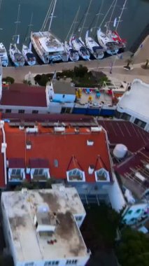 Demirli Yatlar ve Dikey Tekneler Videosuyla Küçük Kasaba Tepesi 'nin üzerinde uçuyor