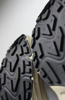 Bir Seyahat Giysisi ve Ayakkabısı Teması Üzerinde Ayakkabı Tabanı Dikey Resimlerinin Studded baskısı