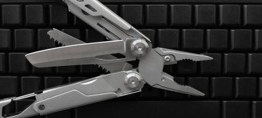 Siyah Tuşların Boş Düğmelerinde Çok Amaçlı Katlama Aracı