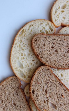 Çeşitli ekmek türlerinin dikey görüntüsü yakından dilimlenmiş. Buğday ve çavdar unuyla pişirilmiş ekmek.