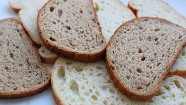 Taze buğday ve çavdar dilimlerinden oluşan gözenekli bir yapı. Yerel buğday ekmeği resmi kapat