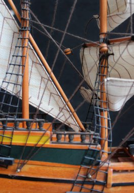 Direkler, yelkenli kanvası ve Siyah Arkaplan 'daki Tarihi Gemi Ahşap Modeli. Eski Fırkateyn Kapanmasının Yelkenleri ve Direkleri 