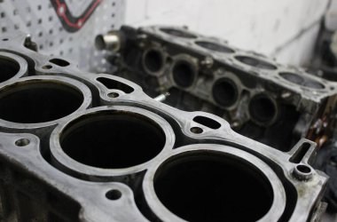 Motor Bloğu ve Bulanık Silindir Benzin Arabası Başkanı atölyedeki bir tezgahta. Araç Motoru Denetimi ve Stok Resmini Onarma 