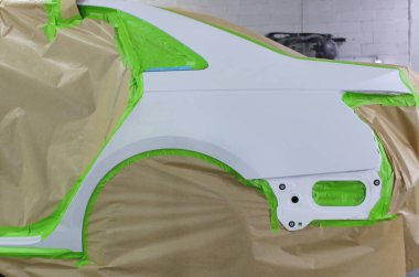 Astarlama, boyama ve araba parçalarını sökmeden cilalama teknolojisi. Beyaz astar sütun ve arabanın kanadı boya uygulanmadan kurutulur. 
