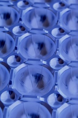 Yayılmış mavi ışık tarafından aydınlatılan küresel segmentlerin geleceksel arkaplanı 