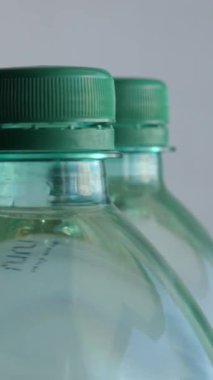 Şişelenmiş Plastik Şişelerin Üst Kısmı Karbonatlı Su Döndürme Konveyör Kapalı Yan Görünüm Dikey Video