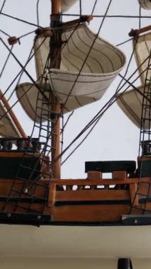 Deck and Sails on a Masts of a Old Sailing Ship Model Turning Around Dikey Video. Stanttaki üç direkli yelkenli teknenin koleksiyon modeli yakın çekim videosu etrafında döner