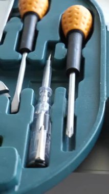 Plastik kutunun içindeki ayrı yuvalardaki elektrik tamir ve teşhis araçlarının dikey videoları dönüyor. Elektrik Mühendisi Teçhizatıyla Davanın Dönüşü