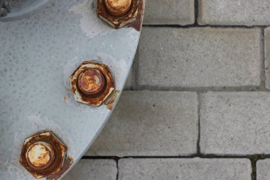 Gaz borusunun ağır çelik kapağındaki cıvataların aşınması fotokopi uzayı ile düzleştirilmiş.