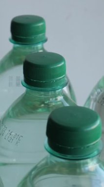 Maden suyu üretim hattının dairesel taşıyıcısı ve tam şişe çevirmeli dikey video. 