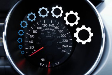 Gösterge panelinin hız göstergesi ölçeğindeki sayıların etrafında mavi-beyaz arasında renk değiştiren eşmerkezli bir vites deseni