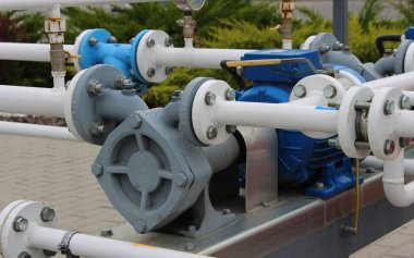 Sıvılaştırılmış gaz depolama ekipmanının borularındaki gaz vanaları ve kapatma vanaları