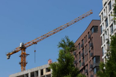 Birbirlerine yakın duran farklı tasarımlardan oluşan kademeli olarak inşa edilmiş bir yerleşim kompleksi.