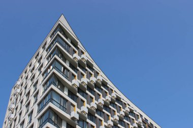 Yukarı doğru keskin virajlı, çok katlı bir evin orijinal tasarımı. Modern tasarıma sahip yeni inşa edilmiş konut binası 