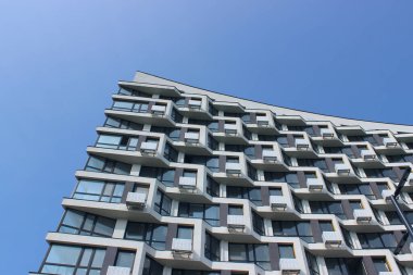 Yeni yapılmış ve tramboline benzer çatı tasarımı olan bir ev kiralamaya hazır. Çok Katlı Dairenin Geometrik Mimarisi