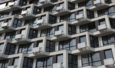 Modern çok katlı apartmanın ön cephesinde aynı balkonun arka planı. Modern Şehir Evinin Mimari Detayları