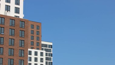 Tuğladan fayanslarla çevrili ve beyaza boyanmış yeni şehir evlerinin pürüzsüz köşeleri ve duvarları. Farklı yükseklikteki modern evler ve akıllı daireler. 
