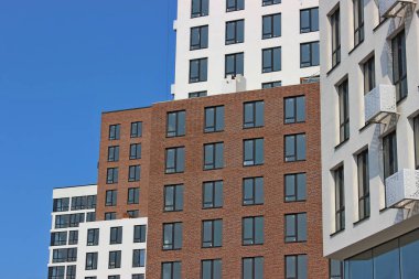 Düz çizgileri ve geometrik mimarisi olan yeni yapılmış evler. Modern şehir stoğundaki konut resimleri.