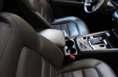 Yolcu ve sürücü koltukları yan görünümü ve vites kolu ve kontrol düğmeleri ile koltuklar arasında merkezi tünel pahalı bir deri bukle ile arabanın içinde